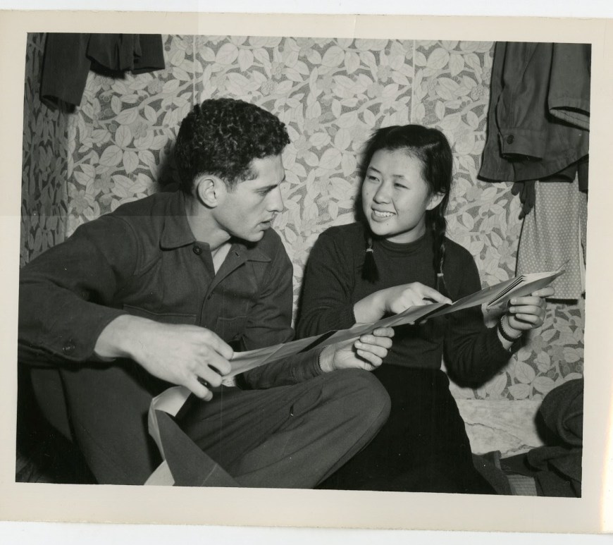 foto coreana con un soldado americano en 1952 enseñando coreano
