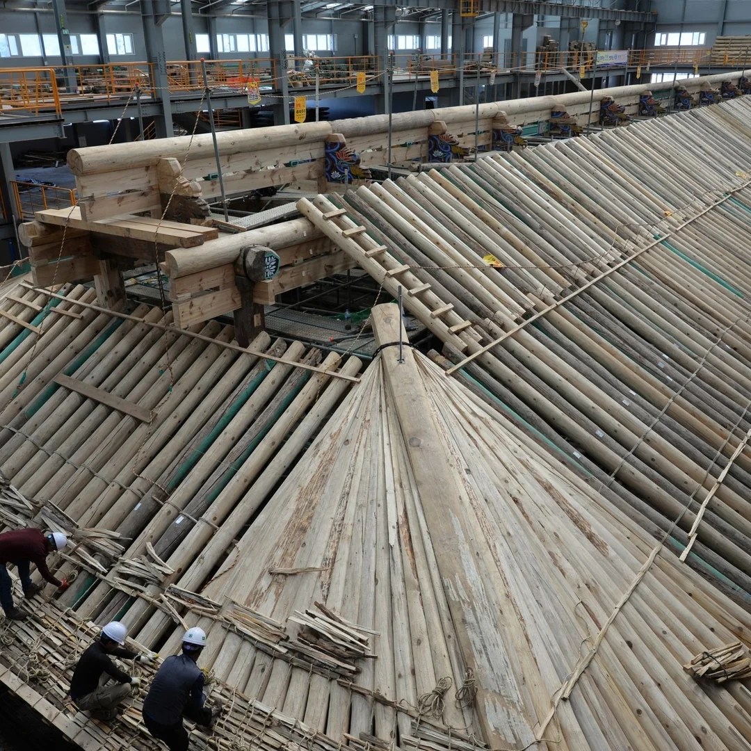 Reconstrucción del entramado de madera del techo del Jinnamgwan