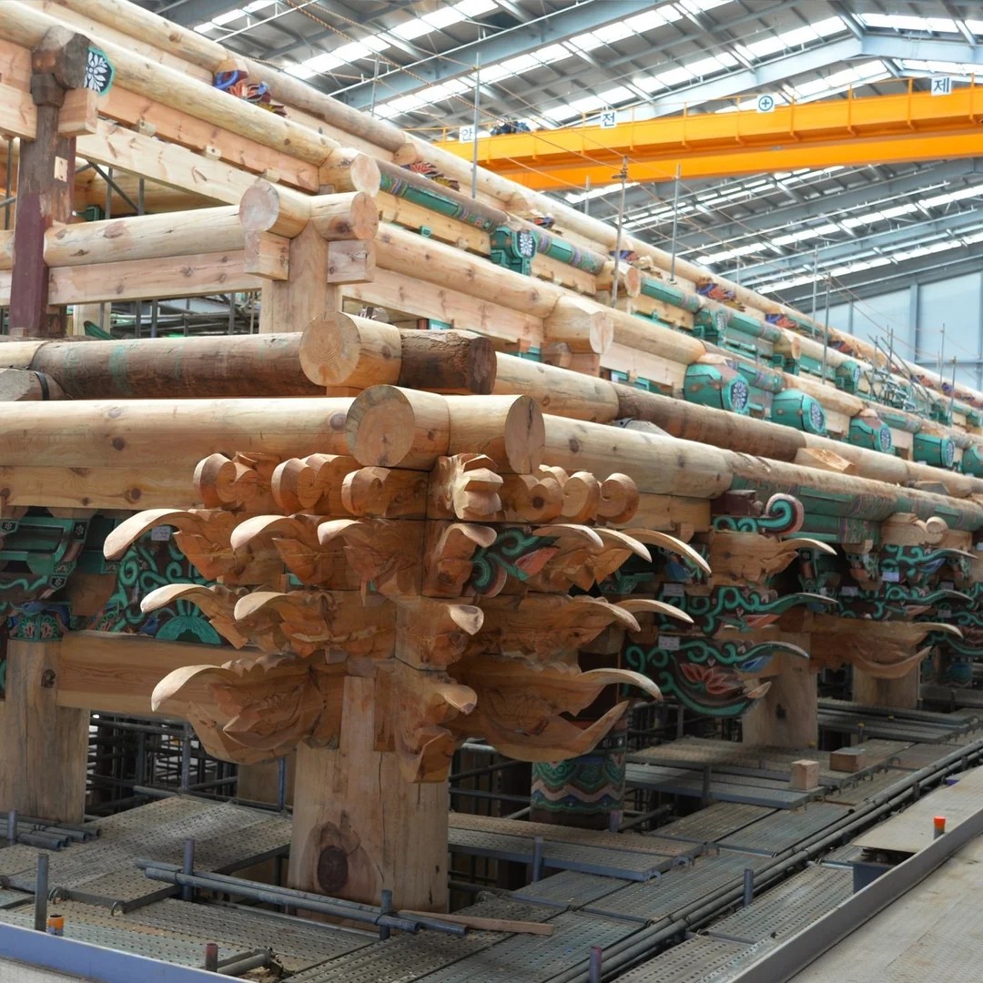 Montaje de las ménsulas y vigas decoradas del Jinnamgwan en taller protegido